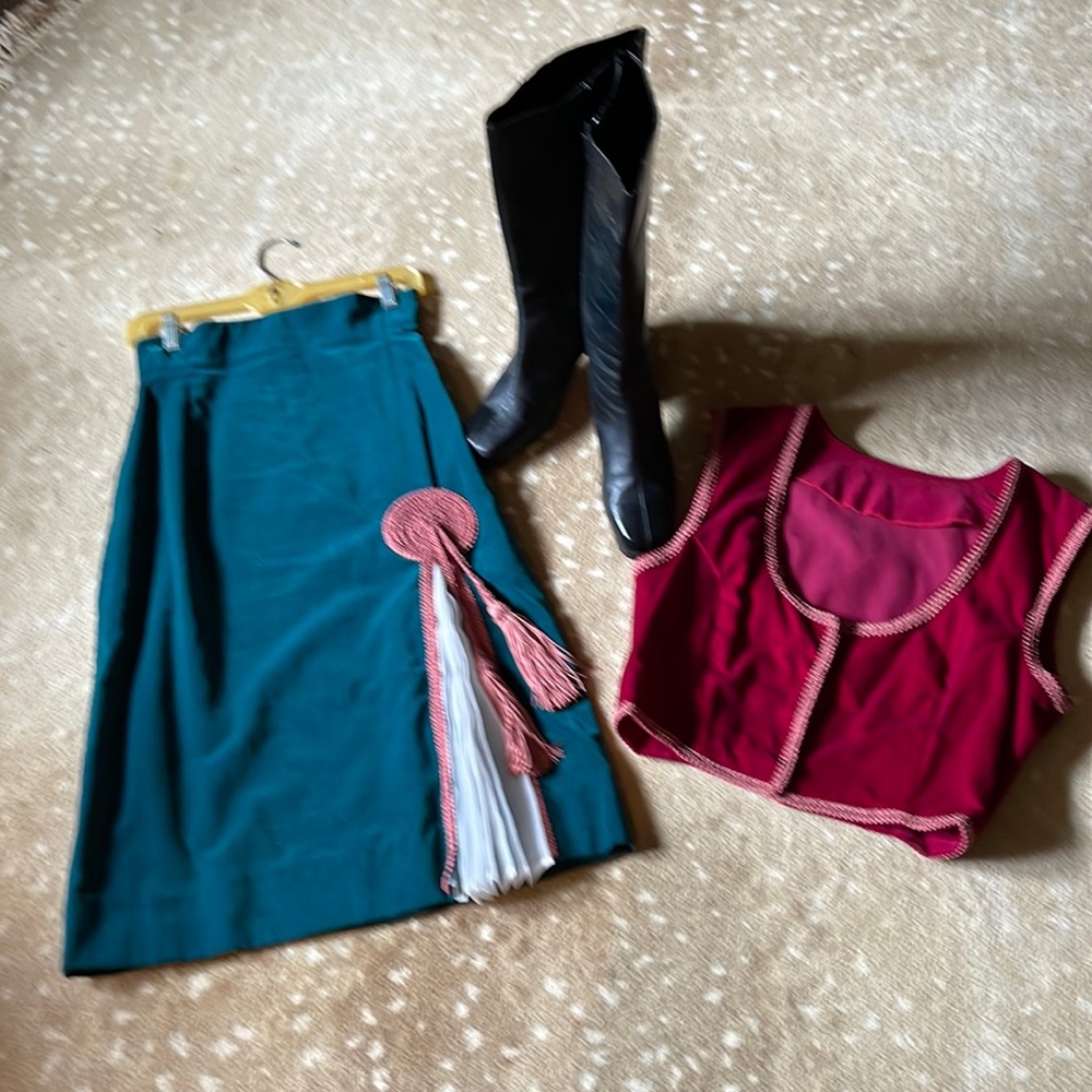Flamenco!! Folkloric leather boots with nails, size 9, skirt and vest, size 6
